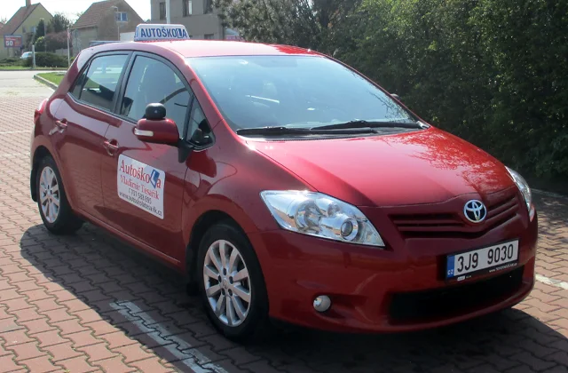Toyota Auris 1,6 VVTL-i - výcvikové vozidlo Autoškola Tesařík